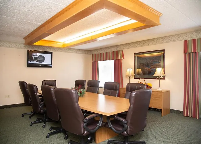 Holiday Lodge Hotel And Conference Center
